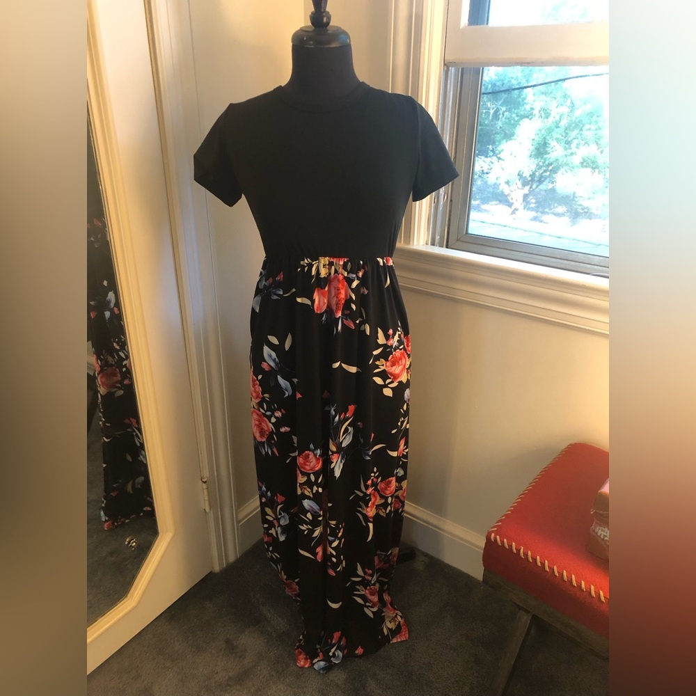 Beautiful black top and floral bottom maxi dress with pockets. Size Medium